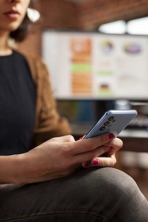 Young businesswoman sitting her desk, holding cellphone to create her schedule. Closeup of female employee using mobile device, checking messages and social media in startup office. SSUCv3H4sIAAAAAAAAA41US67rKhDcSsQ4lgCbj7OVozNo43aMgo0F+ORGUfb+BDi5n9GbOdUVqK7q5knsSC5EG2Pk1A8N63radMCGBkyHjR77DozptVGcnMkICcmFta2WUveMC84EpZSeyQDRGnJ5EuvcHlOAZP1KLvRMAq4jhvKJo00+WHDl1wDJzCssSC7kfu3J60xigrRHjPkgjBu50NeZGEh49cFW+Ljo65lxciHkTOI+5I/X+X9i32cCV1zNg1yer1dW6BDKrV/ETD22LcVGG9RNx6VstOlkw8XIW65gwnEiZzJ1IBSibihjQ9NpgAaUYg2FgXFjukFrmv3iAsdh4E03CdV0LWfN0EPb8B7HbqQDgjDk+0xu94RhKf1NuIDDLKWXQvW5+vD7es2IVFzojGzBTxij9Wv28otIJtouFwzsBqKFtaJMlwOGPdoVY7z7pVb6vqVt4Tsfcd8KmypW2BEdmmR/8DR5s8dak4IWvncO4boXgVoq3vY84wuscM0pFy2snH2fbcK/dOCyOf/AAjKlJWO04L91SaFpRcLNHk0z1Zfe/DRZg4ecQ6pN6UMTQmVshnUsohWXVFXZs3fjhydV4Q3BmtvpDu5wsGMiwwF/LN5/k0X1aUZz+xccMd6qHK5kBpz3f5B4jQpD9DUOoQ/T/fqDIR4rkv/f8tpOgpD27WT8ssH6KDZRqrpiMYy7S+8pUNVOsEW8YqwrAuICIW2zX4tNnGmpVb1x2faE4RRNQDyGo6e61rLZNbuSqCo+LH7EUJmc66I7weDw3TArJIwRrnVzpOra6gKMj7/CTPjrnRKjVIpyfvTGgjstOFrIFdGJTqlP+HGDf7LeHKzr213a9qqqHKzD04g/x2ioVkjNirjRxs3B4xOIPryY4c+hqbNl0LmPb5L2dc0WCDdMJ1jBPaItXTLBj95NQEhvOyg99qx23mle8zAzjvvbtF69w1j21Rr4qKC8Sptgse5xqJUl9SlYPOZZUiZk9dPMq3f+WqlUsEK1a8KwYjrS5awuMwQzHxf1XEhJvl9n4tOcE38S4/c1hQe5EKY6UkZ4qzFP4CLmdYrR7+t4AK/8+FhTDnzmx3mPyS/1e/Upj0J5apM3N5t1Pz/P+mxj8vmqJ9k352HE8Sjvw2JTev+sG/ib/Xq9/gOz0++DpgYAAA==